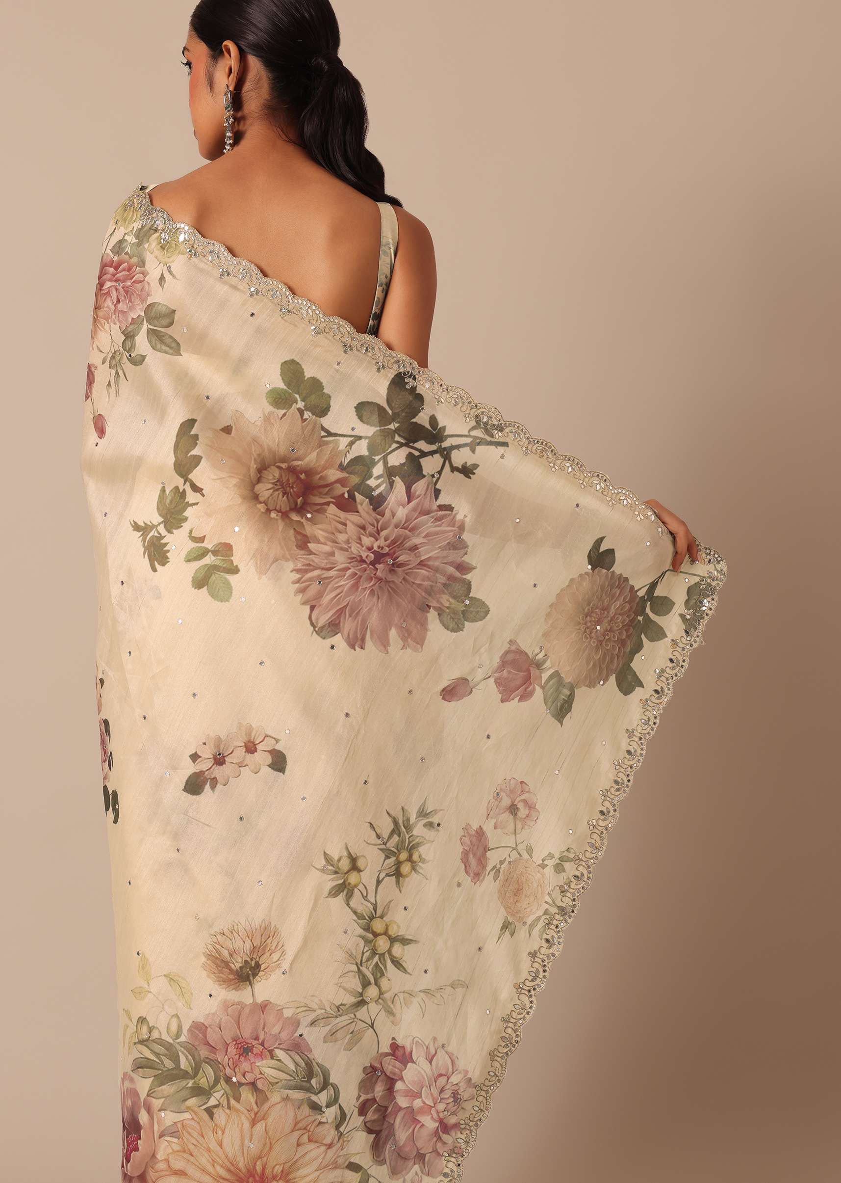 White Tussar Saree With Scallop Border And Unstitched Blouse Piece