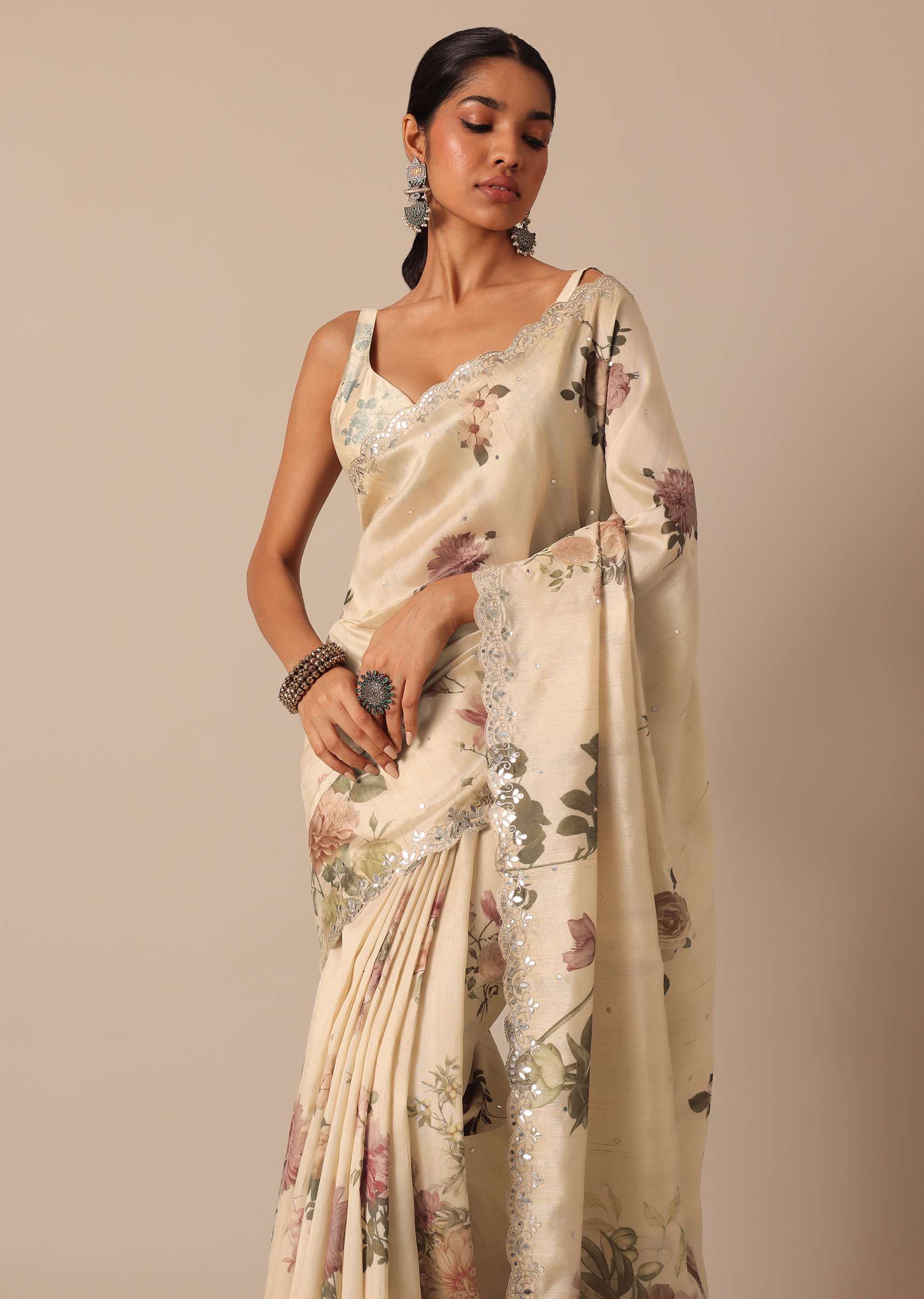 White Tussar Saree With Scallop Border And Unstitched Blouse Piece